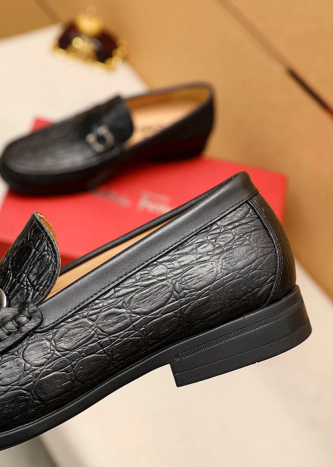 Men's shoes 💰480 💐 Product trademark: Ferragamo "Ferragamo" casual leather shoes Regular size: 38-44 (45🉑️customized) Product materials: Selected imported first-layer cowhide embossed upper + luxury hardware buckle, imported water-dyed cowhide leather lining. Strong three-dimensional visual effect, original rubber outsole Color: 2⃣️colors available